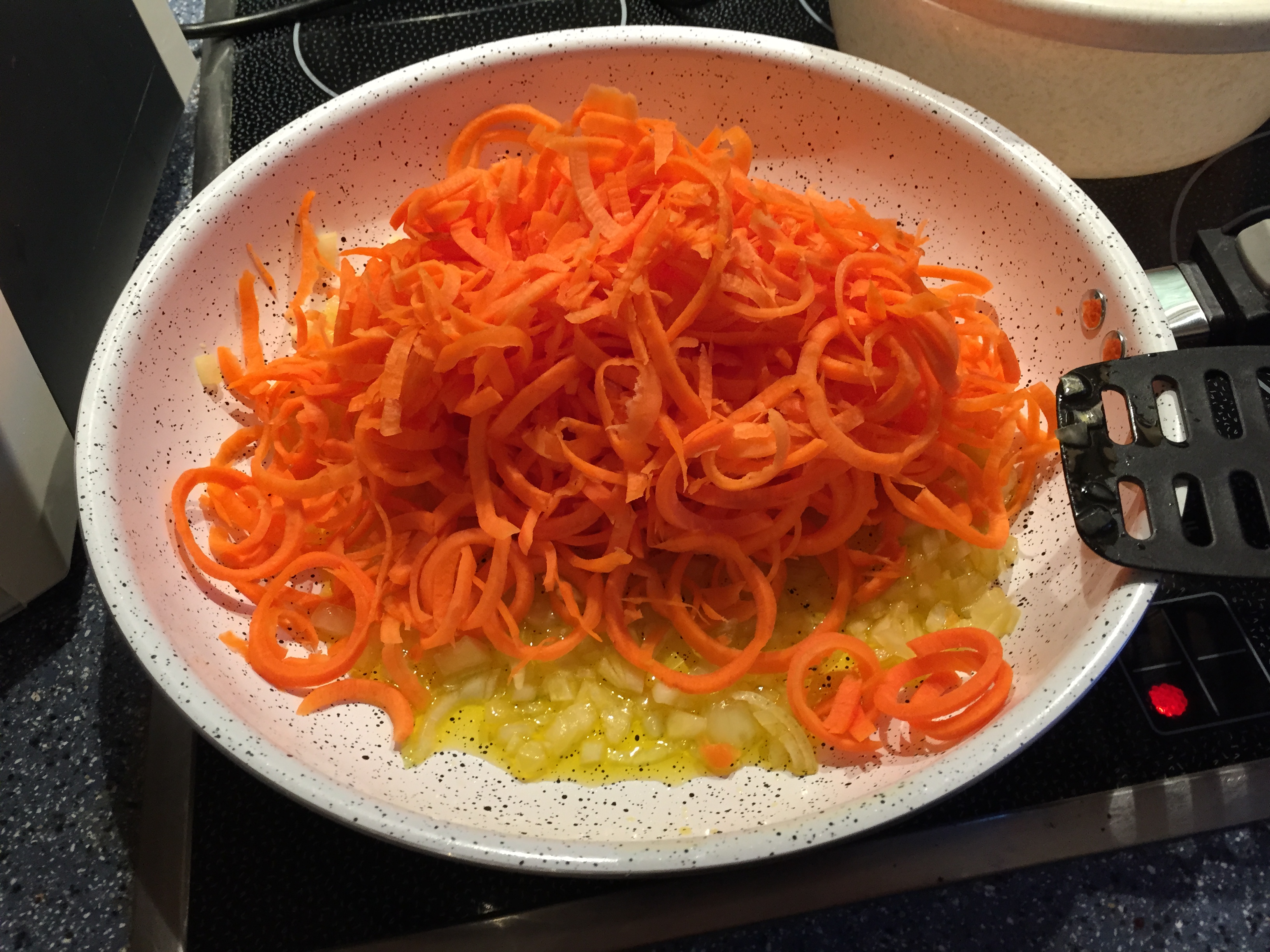 Karotten Spaghetti (Spiralnudel) Hackfleisch Champignon Pfanne