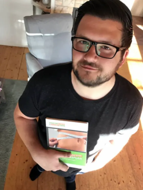 Benni hält im Mai 2017 sein erstes gedrucktes Buch, den Ernährungsplan, in der Hand