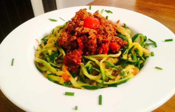 Leckere Low-Carb Zucchini Spaghetti Bolognese mit Znudeln