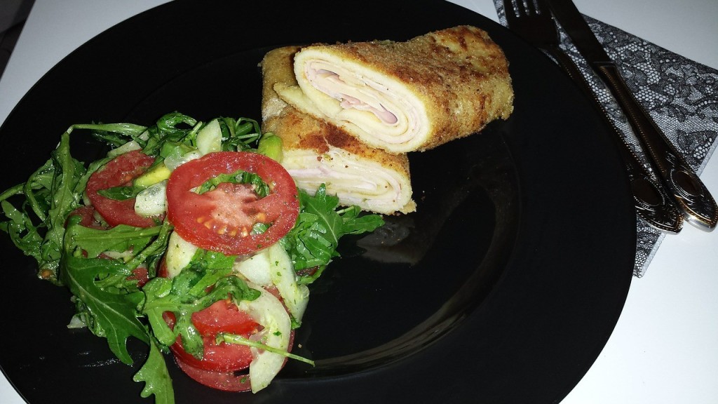 Käse-Schinken-Wraps mit Salat (Low Carb Pancakes)