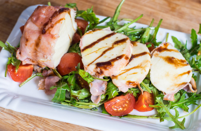 Knusprig gebratener Mozzarella auf Rucola-Tomaten-Salat