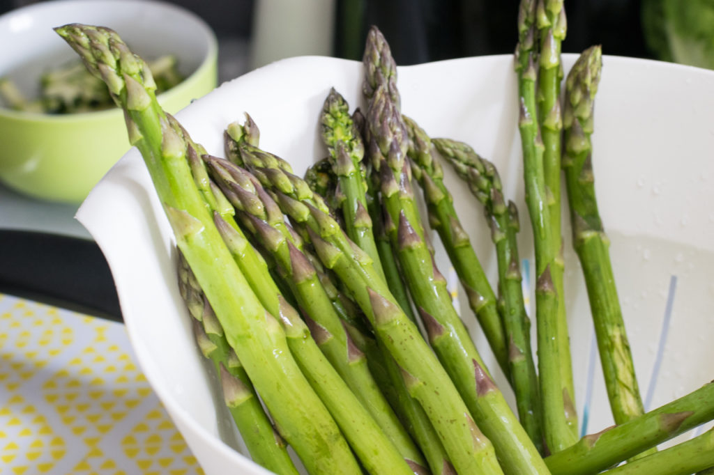 Gegrillter grüner Spargel mit pochierten Eiern