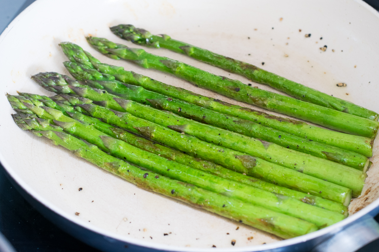 Gegrillter grüner Spargel mit pochierten Eiern