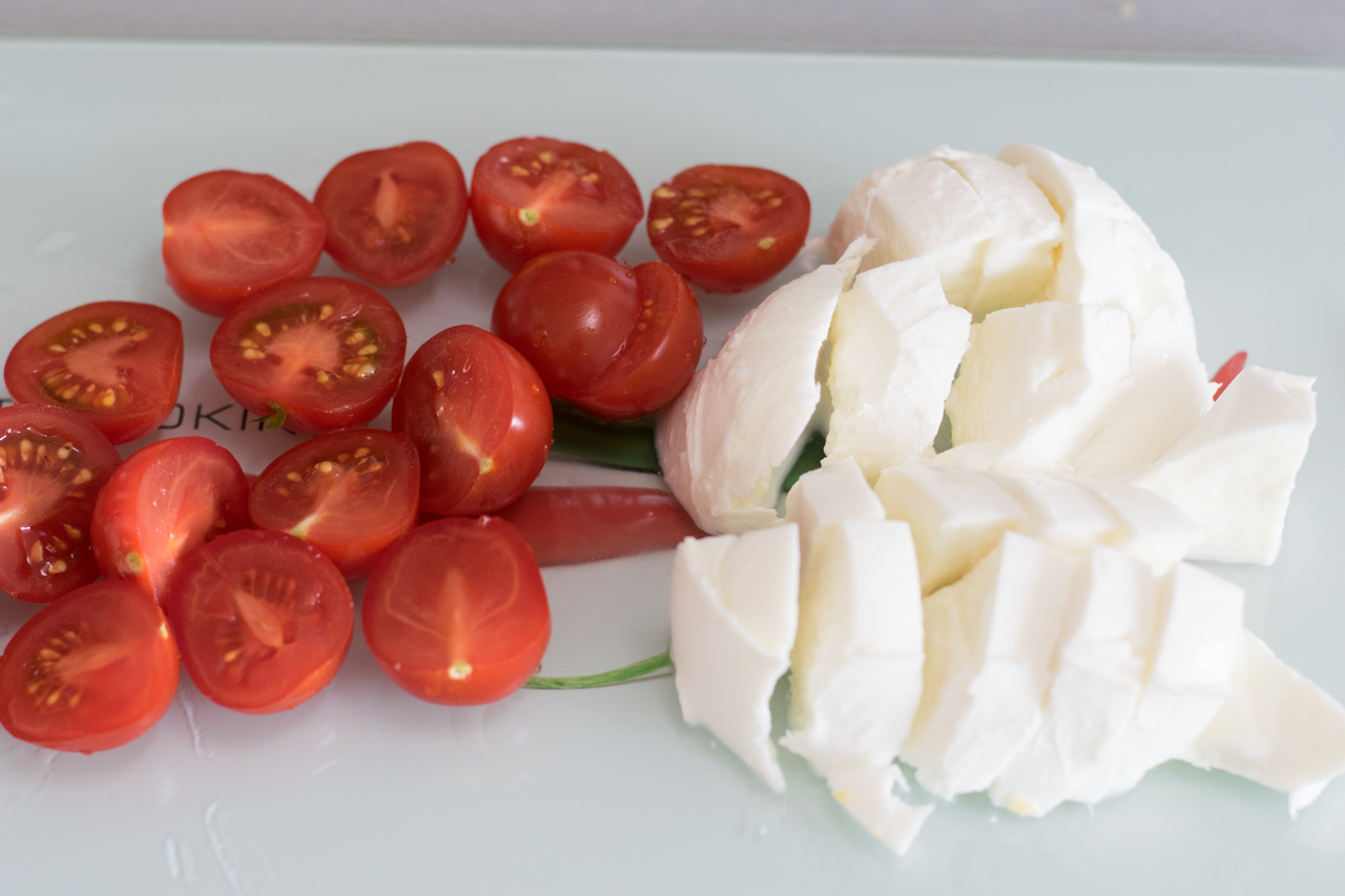 Köstlicher Low Carb Büffelmozzarella-Tomaten Salat