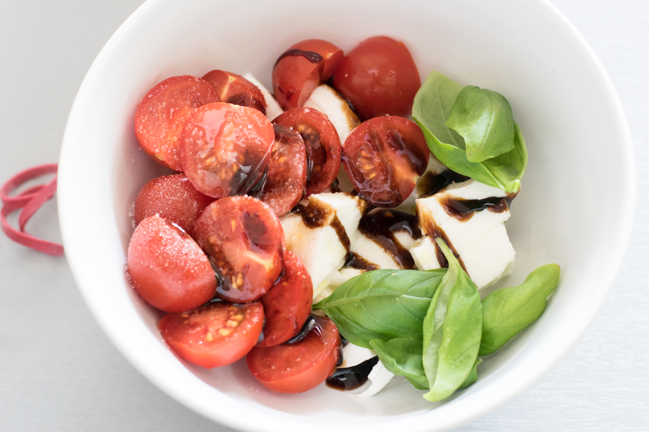 Köstlicher Low Carb Büffelmozzarella-Tomaten Salat