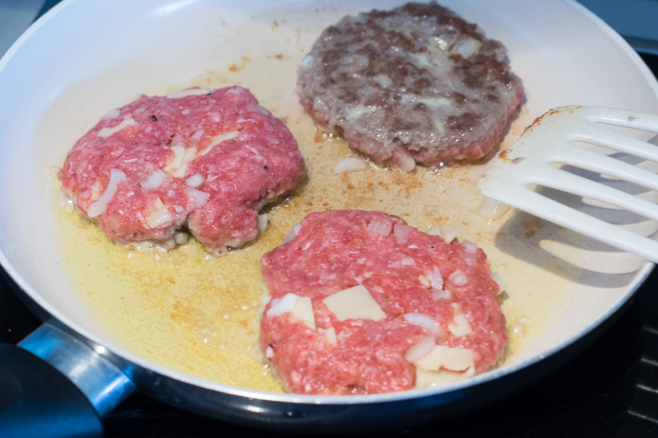 Köstliche Low Carb Käse Frikadellen auf cremigem Kohlgemüse