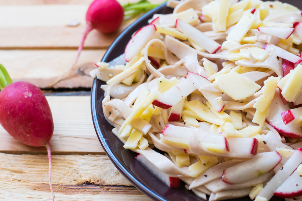 Schneller Low Carb Wurst Käse Salat – so simpel und lecker