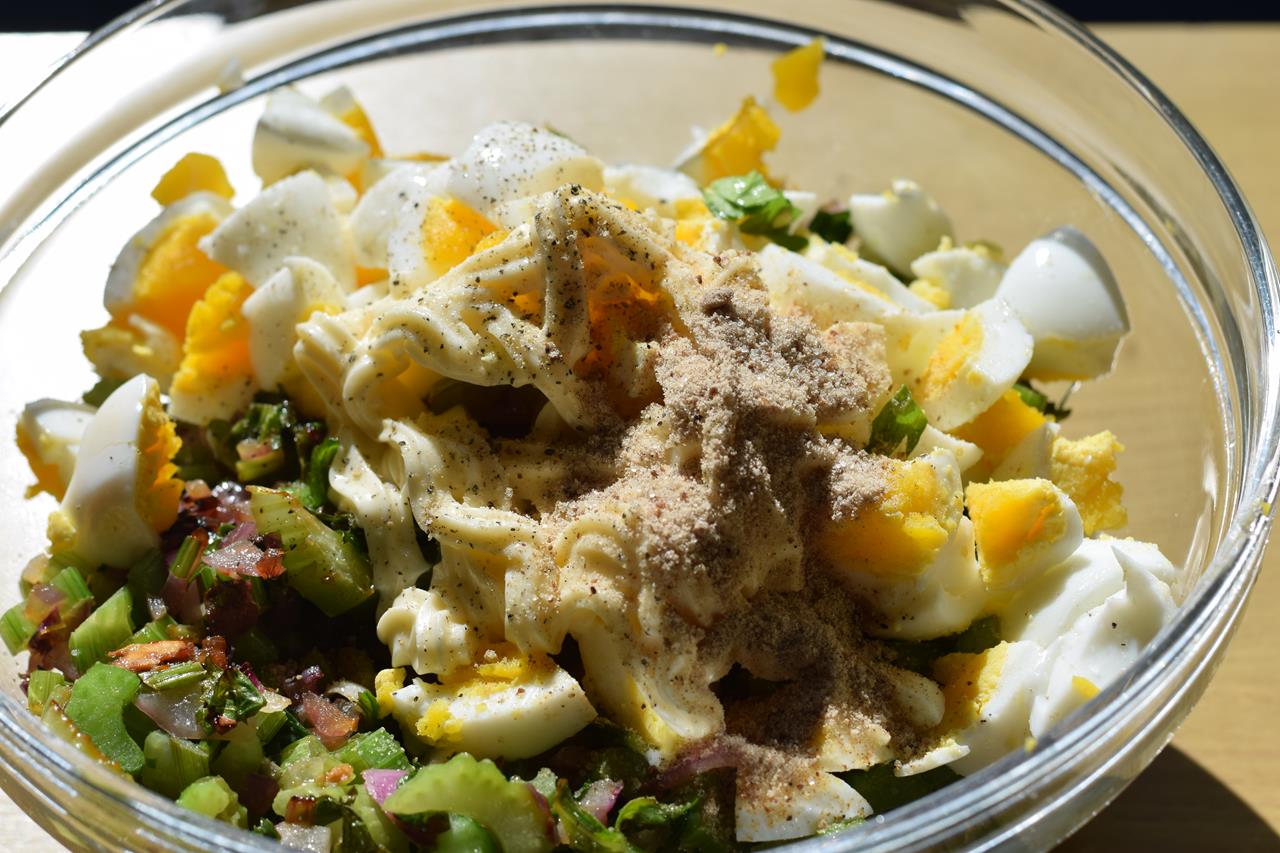 Super leckerer &amp; Cremiger Low Carb Hähnchen Eier Salat