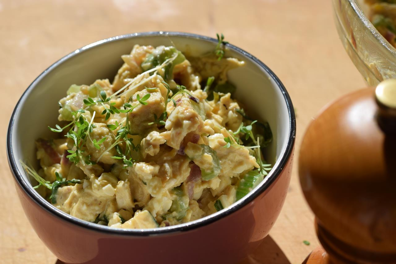 Super leckerer &amp; Cremiger Low Carb Hähnchen Eier Salat