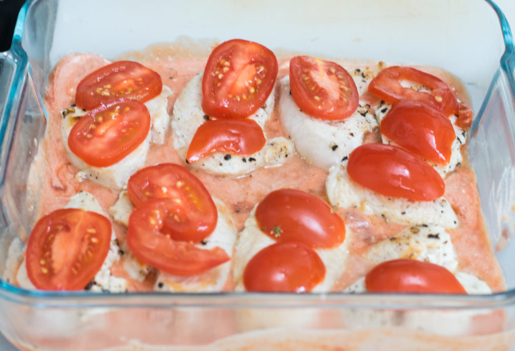 Tomaten auf Fleisch legen