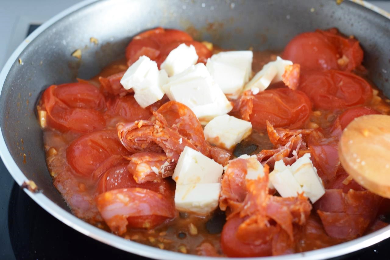 Spanische Chorizo-Tomaten-Hähnchen Low Carb Pfanne mit Feta