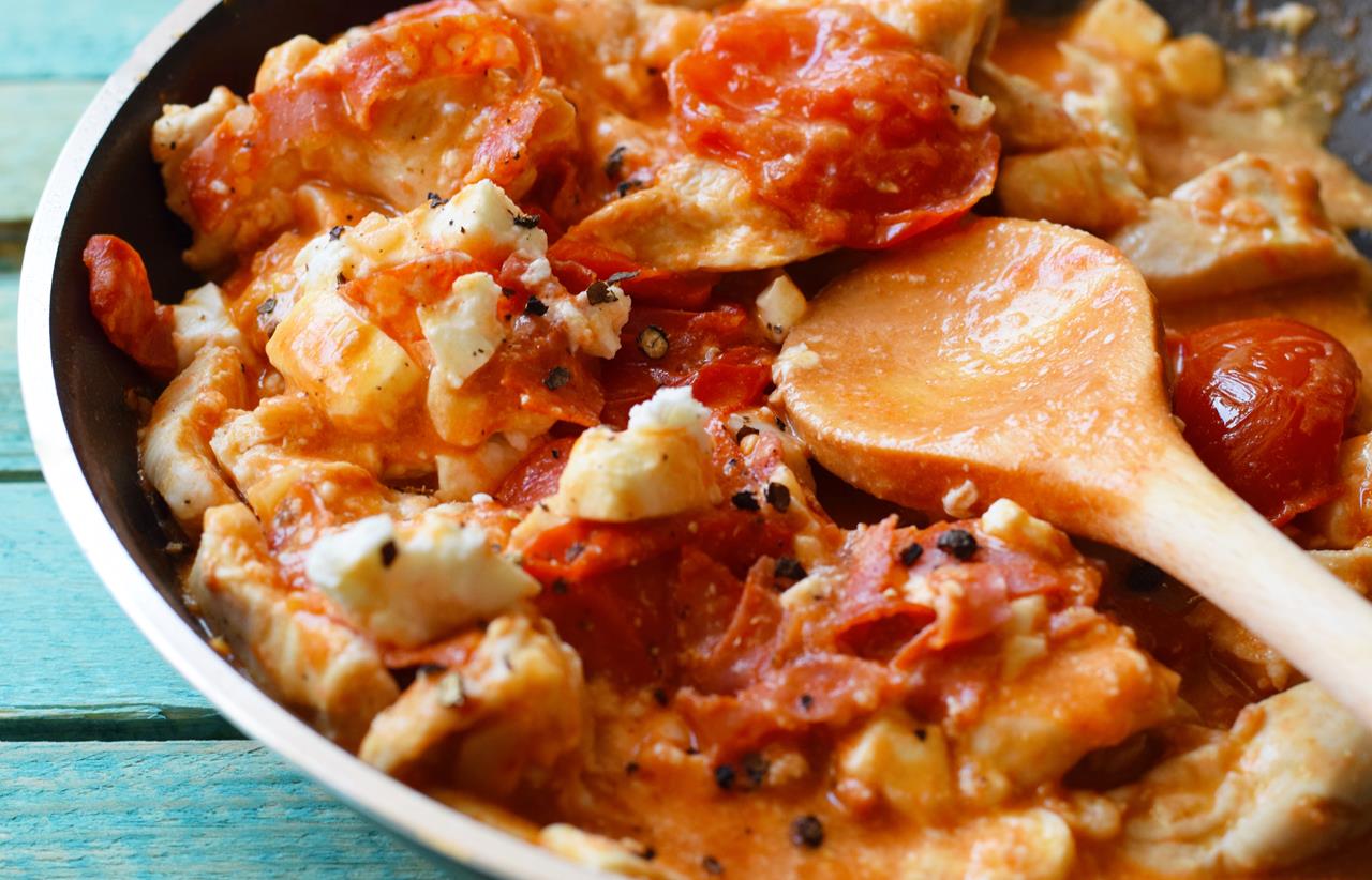 Spanische Chorizo-Tomaten-Hähnchen Low Carb Pfanne mit Feta