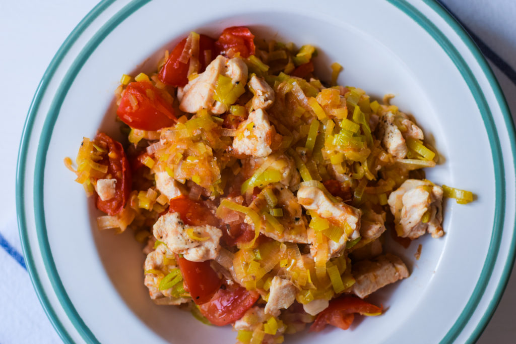 Leckere Low Carb Lauch Tomaten Pfanne mit Hähnchen