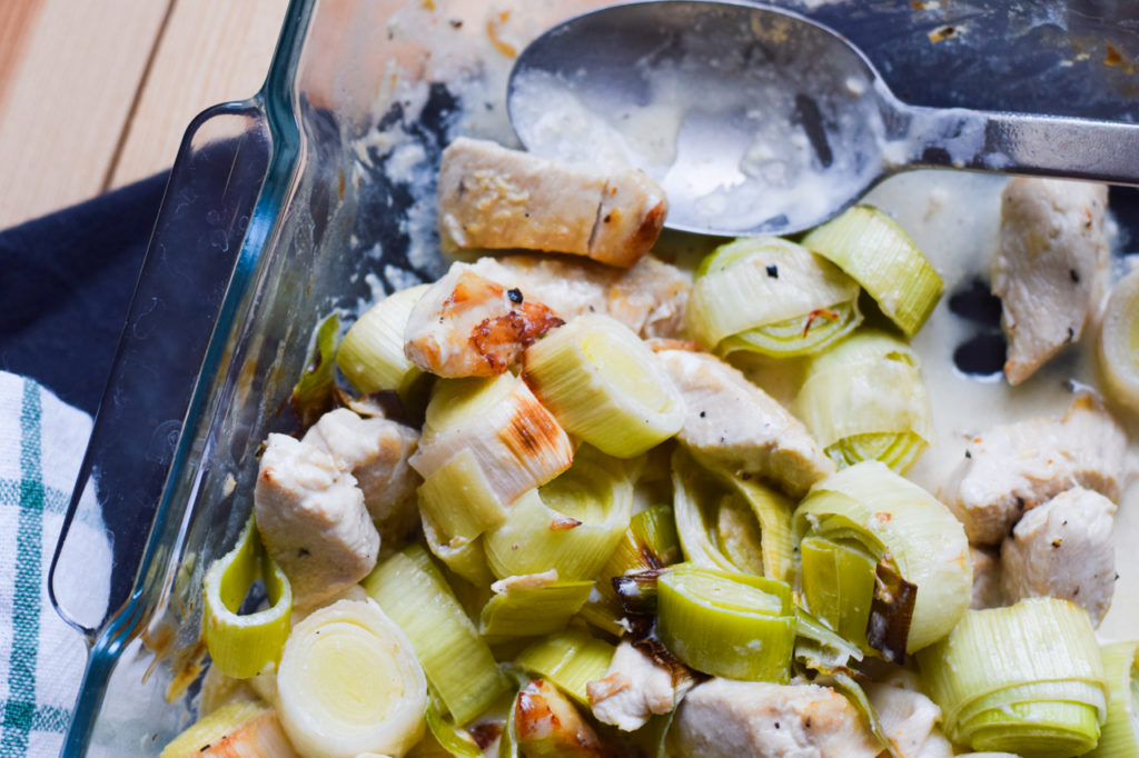 Deftiger Low Carb Hähnchen Lauch Auflauf
