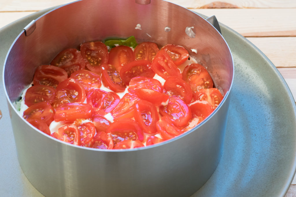Tomaten darauf verteilen