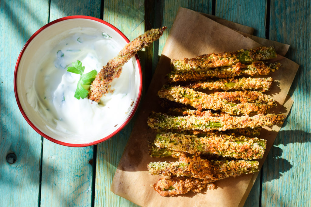 Knusprige grüne Low Carb Spargel Pommes mit Kräuter Dip