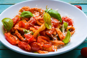 Köstliche Low-Carb Mozzarella-Pasta & Kirschtomaten-Parmesan-Sauce