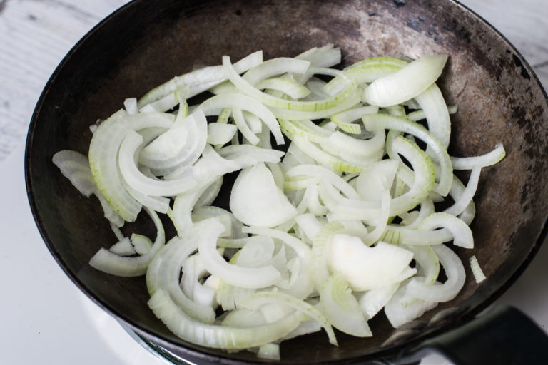 Herzhaft feurige Low Carb Zwiebel Bratwurst Pfanne