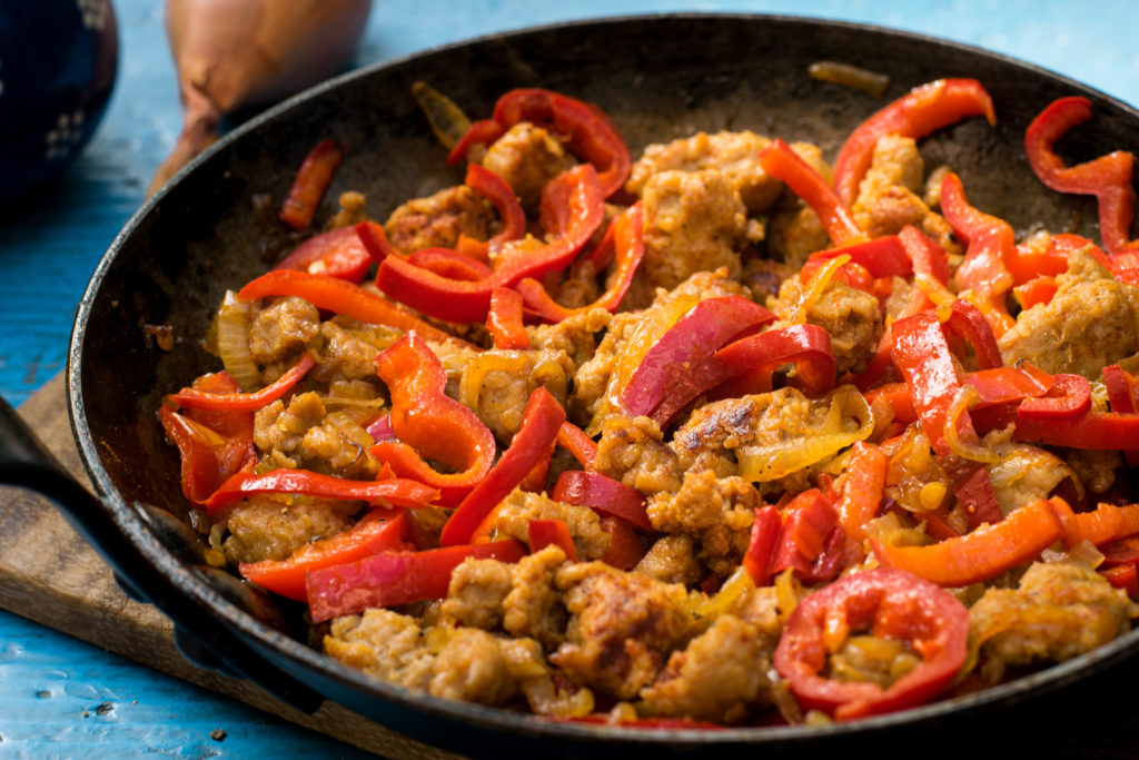 Herzhaft feurige Low Carb Zwiebel Bratwurst Pfanne