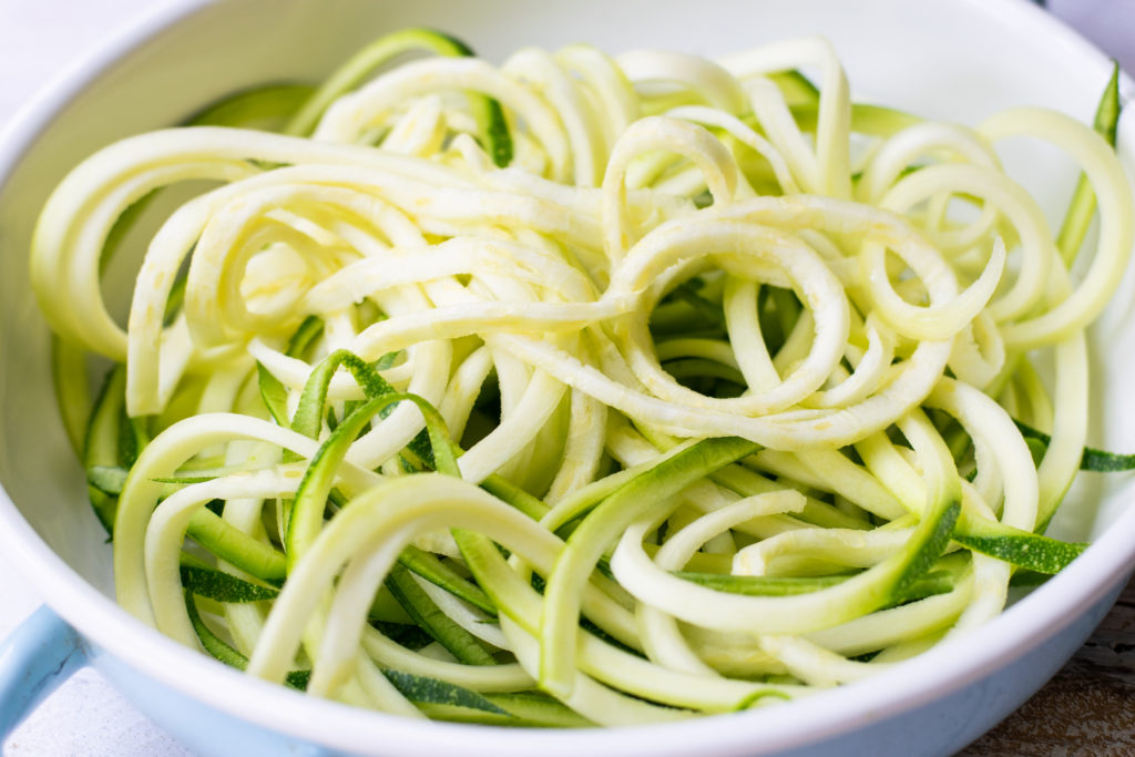 Zucchini zu Spiralen verarbeiten