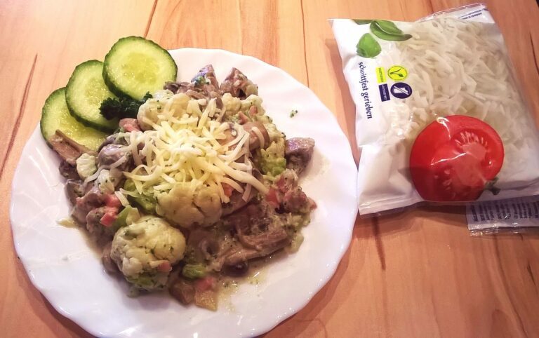 Mit Mozzarella Reibekäse bestreuen