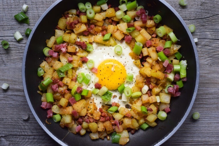 Schwedische Low Carb Pfanne mit Speck und Ei - Low Carb Benni
