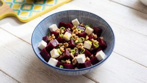 Rote-Bete-Salat mit Feta und Walnüssen low carb in einer Schüssel mit Frühlingszwiebeln