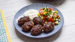 Köfte low carb: türkische Frikadellen mit Joghurt-Knoblauch-Sauce und Hirtensalat