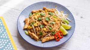 Pad Thai low carb mit Hähnchen, Ei, Sojasprossen und Erdnüssen ohne Reisnudeln