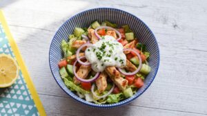 Shawarma low carb mit Hähnchen aus dem Ofen, Salat, Gurke, Tomate und Knoblauch-Joghurt-Sauce