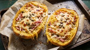 Spaghettikürbis low carb aus dem Ofen mit Kochschinken und überbackenem Käse in der Schale
