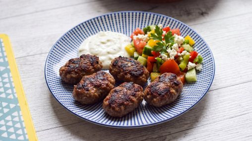 Köfte low carb: türkische Frikadellen mit Joghurt-Knoblauch-Sauce und Hirtensalat