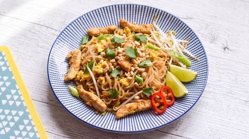 Pad Thai low carb mit Hähnchen, Ei, Sojasprossen und Erdnüssen ohne Reisnudeln