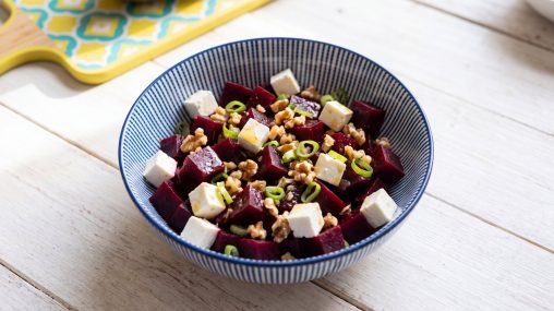 Rote-Bete-Salat mit Feta und Walnüssen low carb in einer Schüssel mit Frühlingszwiebeln