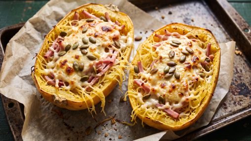 Spaghettikürbis low carb aus dem Ofen mit Kochschinken und überbackenem Käse in der Schale