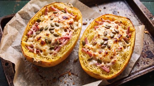 Spaghettikürbis low carb aus dem Ofen mit Kochschinken und überbackenem Käse in der Schale